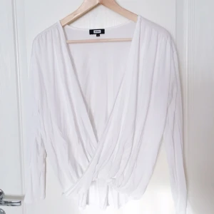  - Omlott topp från BikBok, använd ett fåtal gånger.