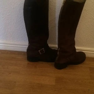  - Säljer mina Bruna Johnny bulls använda fåtal ggr. 
Kan mötas upp i Falkenberg eller Varberg. 
Kan också frakta dom, men frakten ingår ej i priset. 
