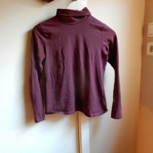  - Mörklila, mjuk polotröja från Lindex. Använd 2 gånger. Väldigt fin!