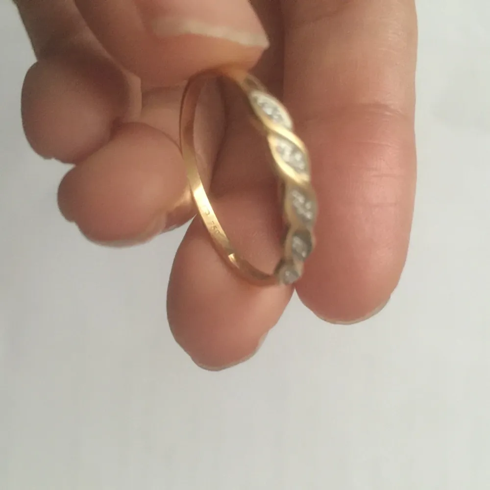Äkta 18kk guld  ring , 750 stämple , vet ej vikt , diametr 2cm 
. Accessoarer.