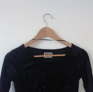  - Svart tight sammetsklänning från Weekday! Tight upptill med faller nedtill! Väldigt snygg och skön!