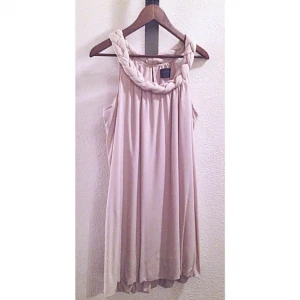  - Oanvänd klänning från zara. Flätad halslinje. Passar S-liten L. 