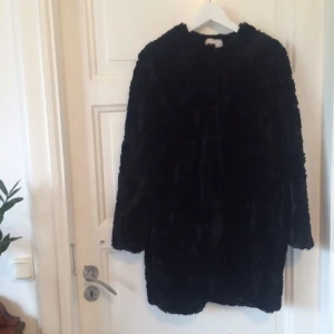  - Fuskpäls från Pull & Bear.
Nypris: 599kr
Använd fåtal gånger 
