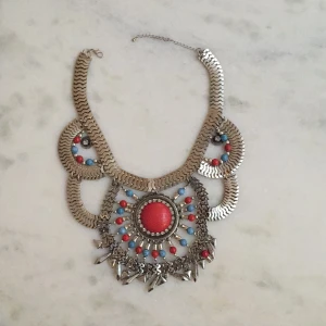  - Halsband som kan piffa upp vilken outfit som helst.
Perfekt skick! 