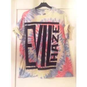  - Skit snygg t-shirt från Vailent clothing, säljer pga att den inte kommer till användning så mycket som den borde göra. 

Ärmarna är uppvikta på bilderna, men dom går att vika ner. 

Möts upp i Stockholm, kan även frakta men då står köparen för frakten. 