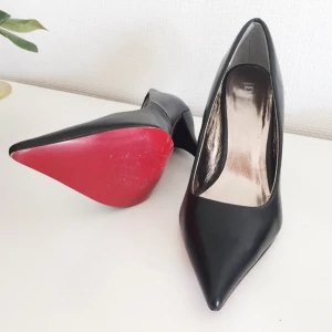  - Svarta pumps med röda sulor från Donna Girl. Endast använd en kväll inomhus så dom är i väldigt bra skick! Innersulan är äkta läder. Osäker om resten av skon är äkta skinn, jag tror det. Annars i väldigt bra läderimitation! Frakt 69kr 