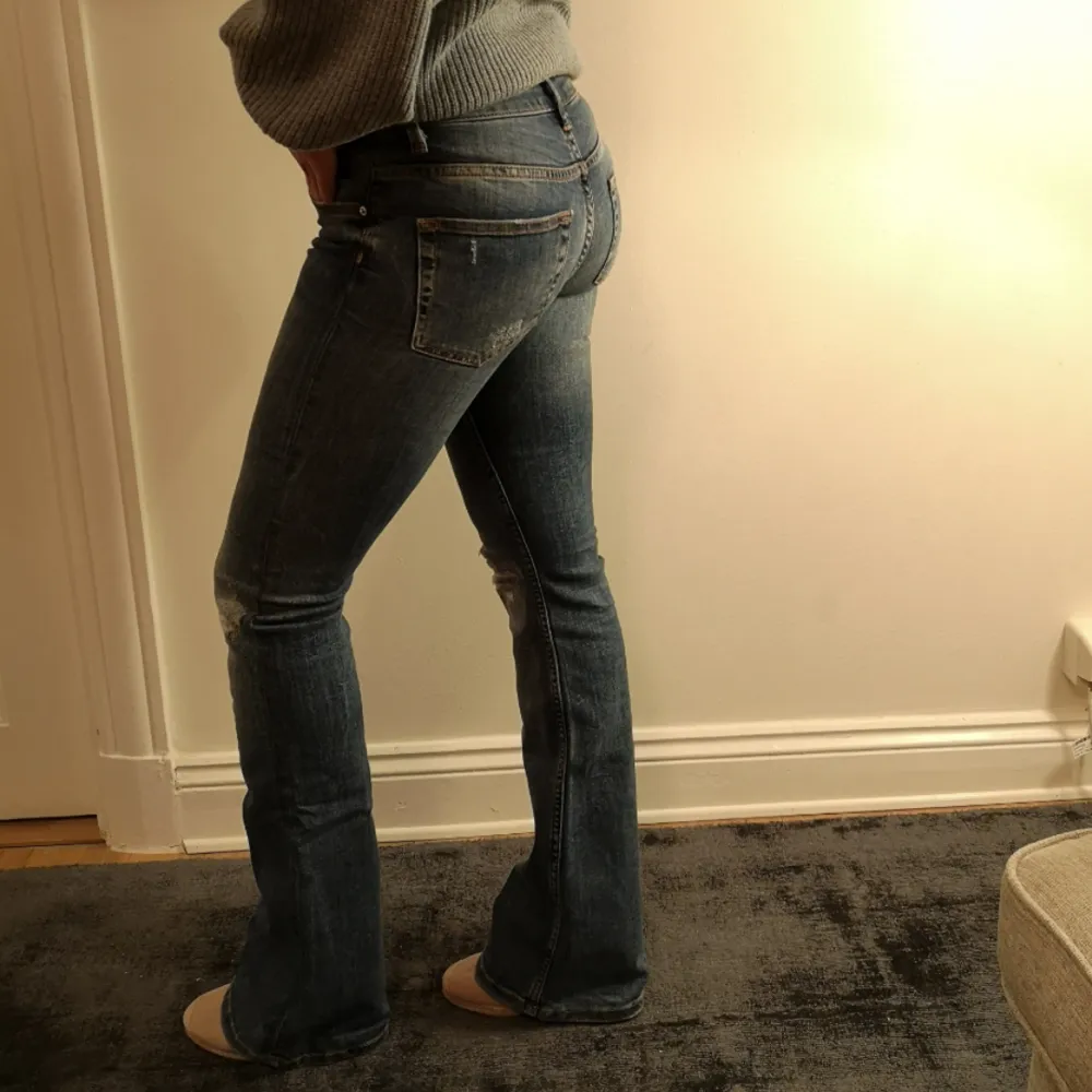Riktigt coola jeans i supersnygg tvätt! I modellen flare med snygga slitningar på knäna. I storlek 34 från Gina Tricot. Lite stretchiga och i väldigt fint skick! . Jeans & Byxor.