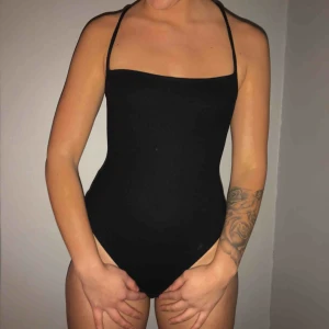  - Snygg svart body med snörning i ryggen🔆 70kr och köparen står för frakten🔅  storlek XS-L för att snörningen går att ändra men står EU36.