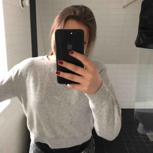  - Mysig och alldaglig sweatshirt i kortare modell!! Älskar denna men använder alldeles för sällan. Pris kan diskuteras och köparen står för eventuell fraktkostnad.