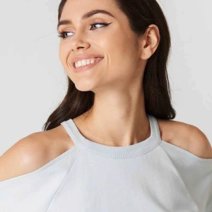  - Grå cut out sweatshirt från nakd i storlek s. Helt oanvänd!