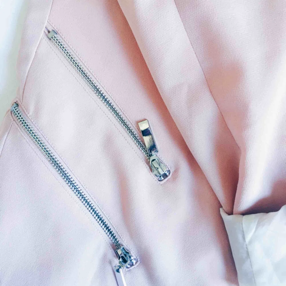 Oanvänd rosa blazer från New look! Dekorativa kedjor i silver och fina feminina beslag.. Jackor.
