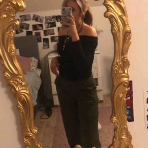  - Säljer ett par gröna byxor med två fickor vid låren, i storlek 36. Hojta till om du är intresserad💓💓