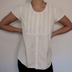 Fin vit kortärmad blus/skjorta från Lindex. I 100% bomull och storlek 36. I fint skick!
