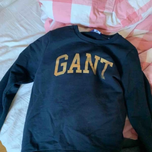  - Märkeskläder passar mig med strl XS/S. Fläck på Levis går att få bort. Gant kabel kostade 1300 ny (säljes för 500kr) knappt använd. Levis för 1000kr (500kr) använd 1 gång. Gant med guldlogga 1000kr säljes för 500kr. Paketpris kan ordnas. 