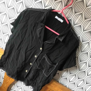  - Svart kort blus/skjorta från Bershka, perfekt skick, aldrig använd bara testad. Storlek L, exklusive frakt 