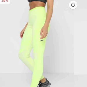  - Snygga tights från Nike Performance. Nypris 1295kr. Använda en gång. 