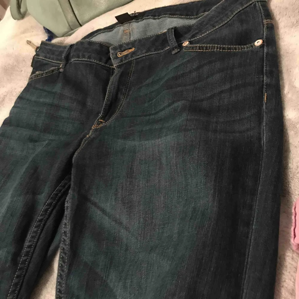 Stretchiga bootcut jeans från Lindex strl 42. Säljes pga gillar ej lågmidjade byxor. Sparsamt använda. Köpare står för frakt eller mötes upp. . Jeans & Byxor.