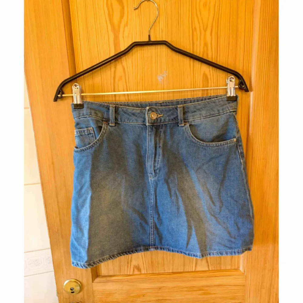 Jeans kjol från H&M som aldrig är använda ✨  Köparen betalar för frakten 📮. Kjolar.