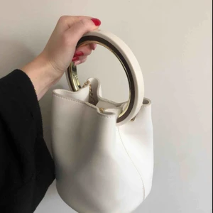  - Väska från Nelly i fint skick! Använd vid ett fåtal tillfällen. Medföljer ett längre axelband i guld. 