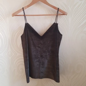  - Brun linne i sammet från Pull&Bear. Passar S och M, aldrig använd! Frakt betalas av köparen eller så kan vi träffas vid centralen eller täby!