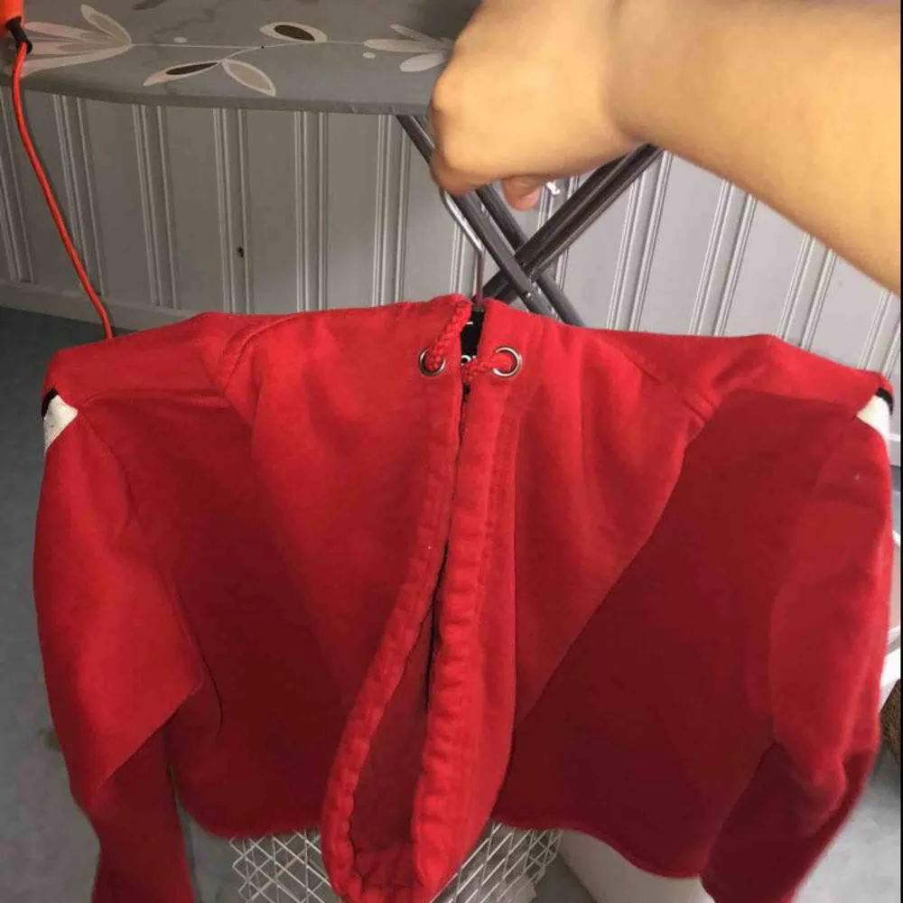 En röd croppad hoodie från BIKBOK, lite små knottrig efter tvättar men inget som man tänker på enligt mig, säljs pga av att den är för liten för mig . Hoodies.