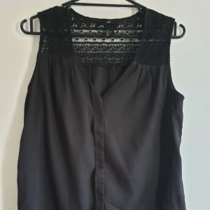  - Perfekt tunika till sommaren och våren. Svart i färgen.