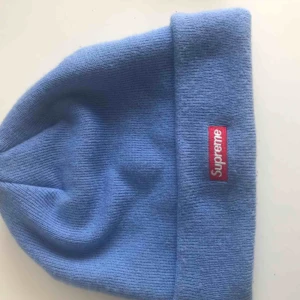  - Supreme mössa (äkta), säljer för att den inte kommer till användning.