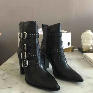 BRONX LÄDER KLACK, helt nya!  - Helt oanvända klackar från det populära märket BRONX.  Strl 40 💘🖤 Inköpspris: 1576:- 