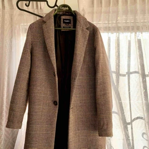  - Härlig brun-rutig kappa perfekt till kallare vår och höst! Knappt använd. jag är 174cm och S/M för referens. 94kr frakt