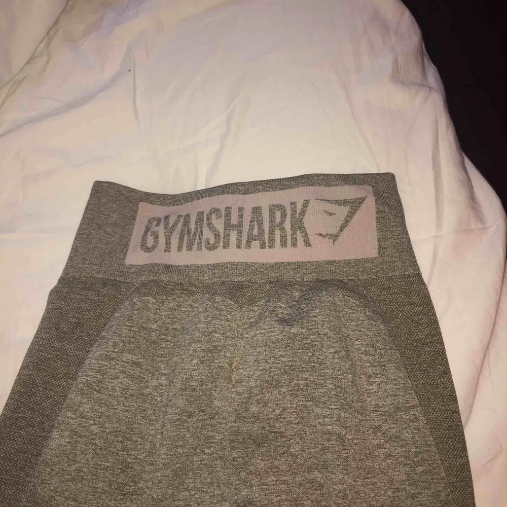 Gymshark flex high waisted leggings storlek S, aldrig använda, helt nya, sälj pga att jag köpte fel storlek. Jeans & Byxor.