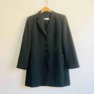  - Svart kavaj i nyskick från märket GERRY WEBER. Märkt storlek Medium (US 10).  Längd: 87 cm  Axelbredd: 43 cm  Frakt ingår!