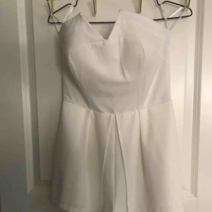  - Snygg Off shoulder playsuit.