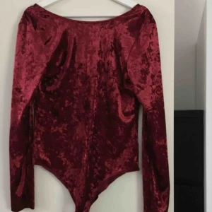  - Oanvänd röd body i sammet från Gina Tricot i storlek L. Kam användas åt båda hållen (har dock inte testat själv). Möts upp i Haninge eller skickas mot fraktkostnad.