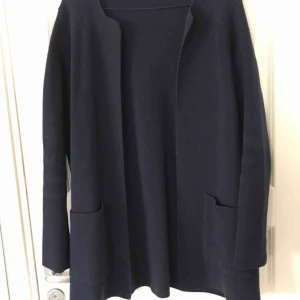  - Kavaj/Jacka från gina i mörkblått. Lite tjockare stickad. Väldigt härligt vårplagg!