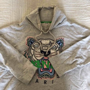  - En HÄFTIG kenzo tröja i en speciell design med högre krage och trekvartsärm. En kenzo tröja som är unik! Köpt för 3000kr på NK i Stockholm för 1 år sedan, använd 2gånger och därför priset :)! Den är i extremt bra skick, är som ny!! Storlek S