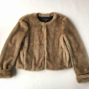  - Jacka i fuskpäls från Zara. Ordinarie pris 700-800kr. Mycket bra skick förutom en hyska/hake som lossnat från jackan. 