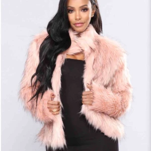  - Pris går att diskutera, faux fur jacka från Fashion Nova egna bilder går att fås vid intresse 💓
