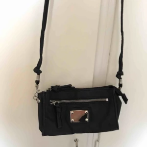  - Liten axelrämsväska. Nästan aldrig använd så den är i jättebra skick