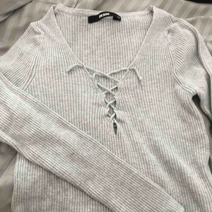  - Ribbad tight tröja med snörning över brösten! Lite kortare modell men inte så pass kort att det blir en cropped top 