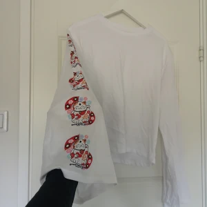  - Svinball tröja med långa och vida ärmar med snyggt tryck på båda sidor. Aldrig använd pga känner mig för blek i vitt :((((