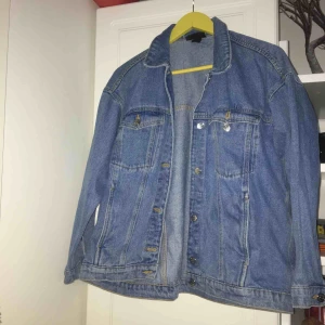  - En fräsch jeans jacka från Monki, köparen står för frakt <33