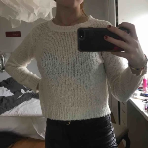  - Stickad tröja från hm, inte speciellt mycket använd. 