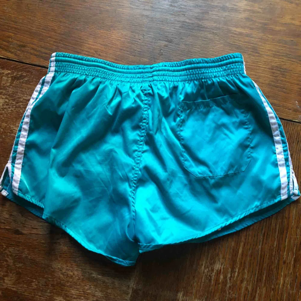 Vintage shorts / badbyxor från adidas. 80-tal. Snöre i midjan. . Shorts.