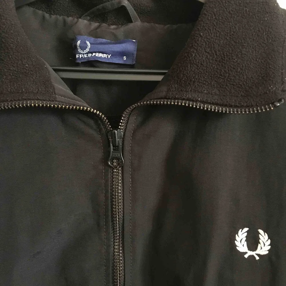 Äkta fred Perry jacka. Passar både tjejer och killar.. Jackor.