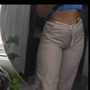  - snygga byxor i bekvämt prasselmaterial, bra skick! Storleken kan variera pga snöre som man själv drar åt. Köpta här på Plick och inte mina bilder. 💕💛💕💛