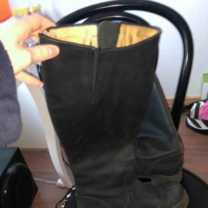  - Johnny Bulls stövlar i storlek 37 men högre sula. Lite slitningar på insidan av dragkedjan annars fina i skicket förutom att dom är lite smutsiga