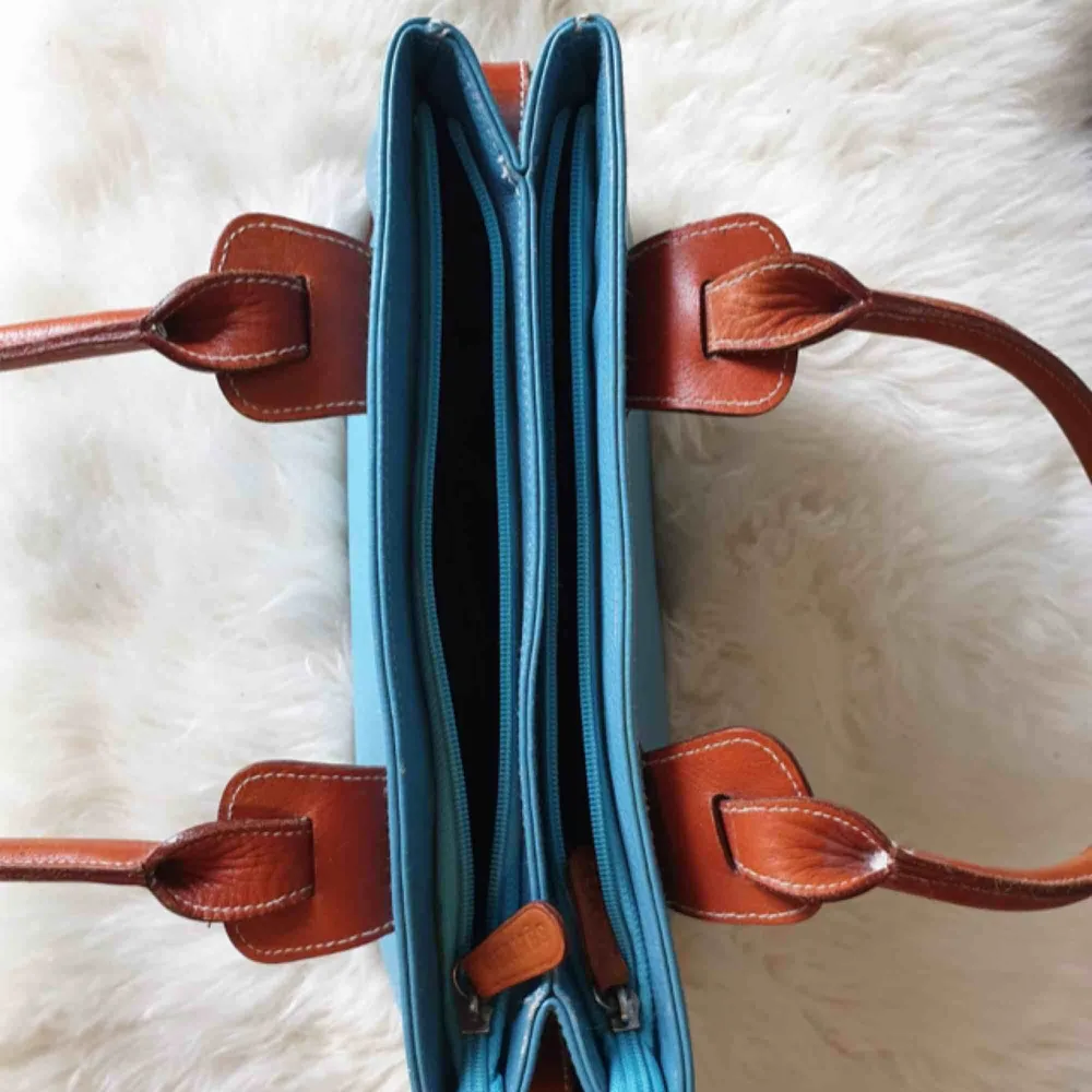 Fin turkos handväska!✨👜 31x20cm, Hermes kopia. Många fack till telefon, plånboken, smink osv - frakt 75kr. Väskor.