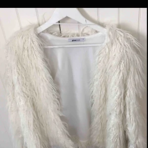  - Köpt för ca 499 kr på ginatricot och tog av lappen så kunde inte lämna tillbaka den för den var alldeles förstör för mig så säljer den nu.  Köparen står för frakt🥰