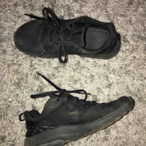  - Ett par svarta Nike air i storlek 38 och toppskick. Fråga gärna om fler bilder om du känner för det. Köparen står för frakt🥰