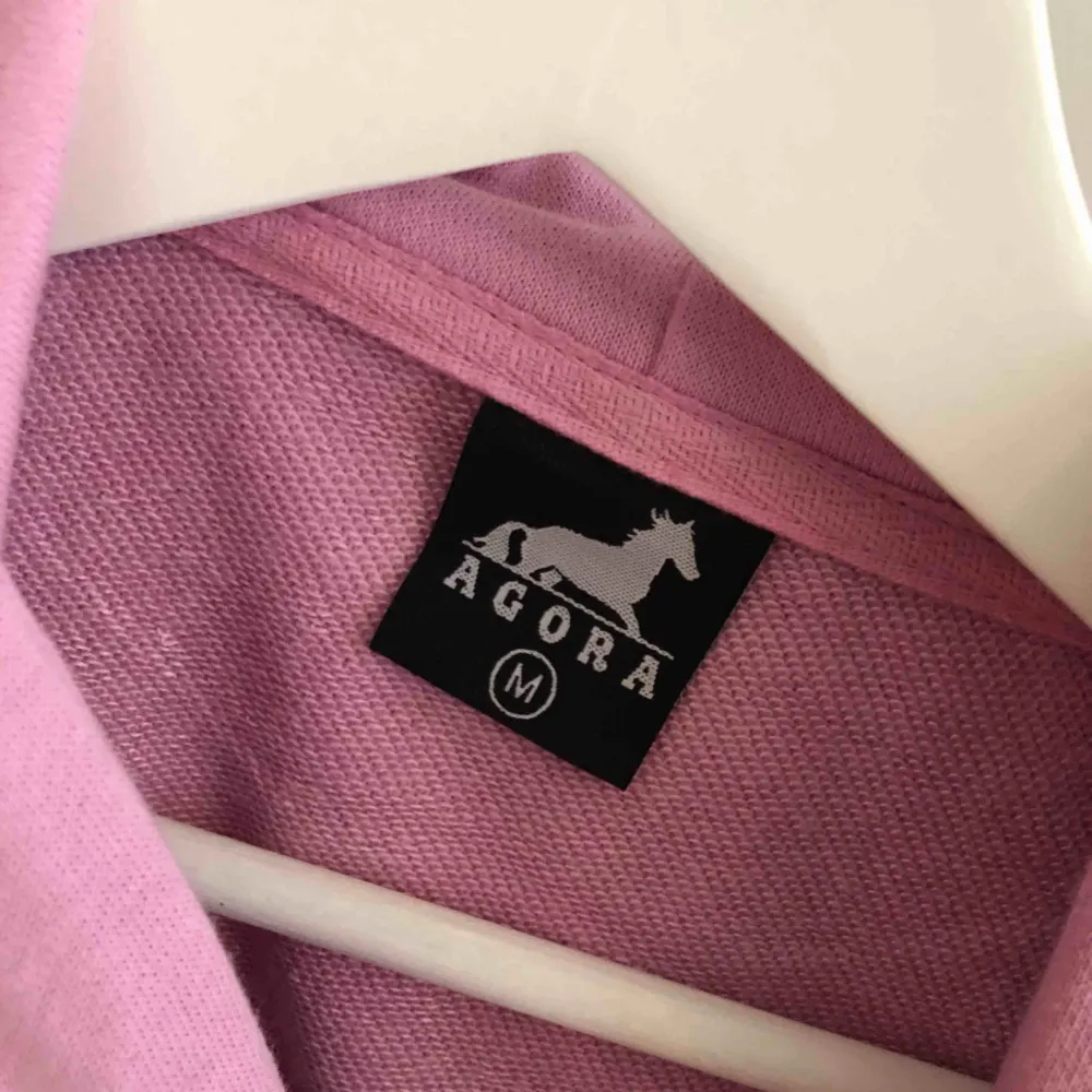 En rosa agora hoodie köpt för 550kr aldrig använd💕 supersnygg!. Hoodies.